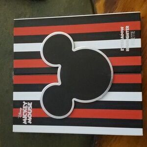Disney eyeshadow/highlighter palette